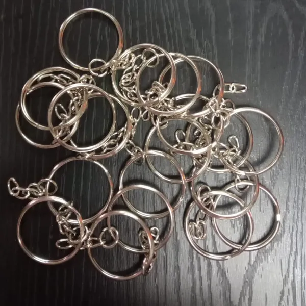 20 llaveros plateados